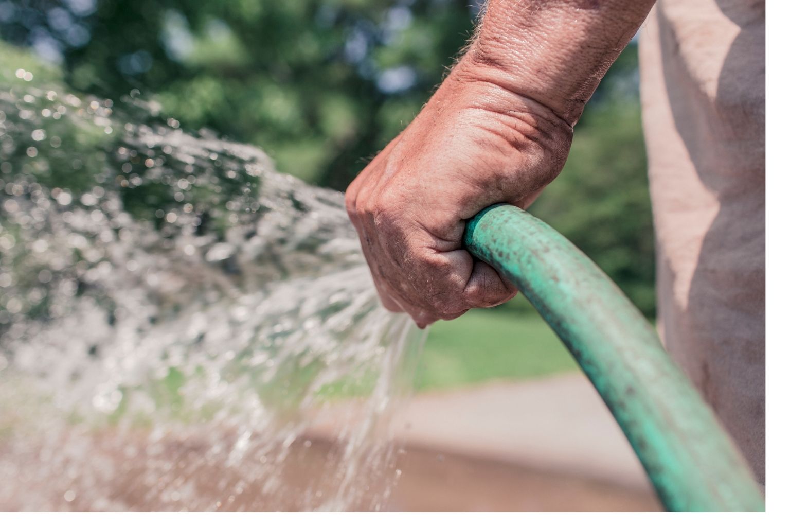 hand holding a hosepipe